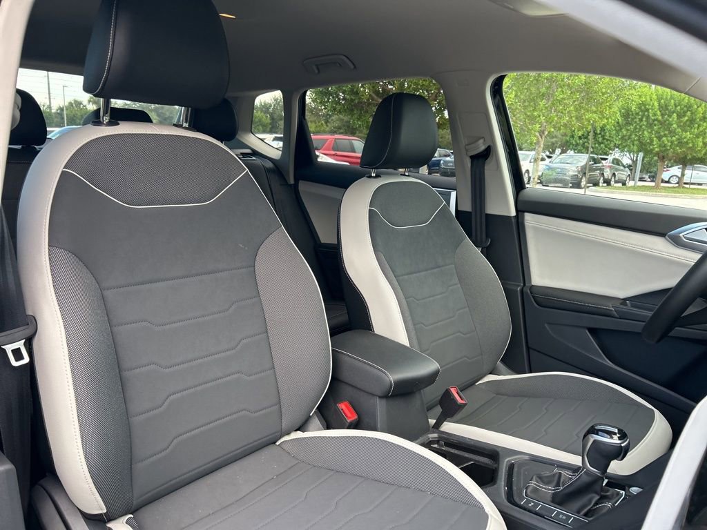 Certified 2025 Volkswagen Taos SE image 38