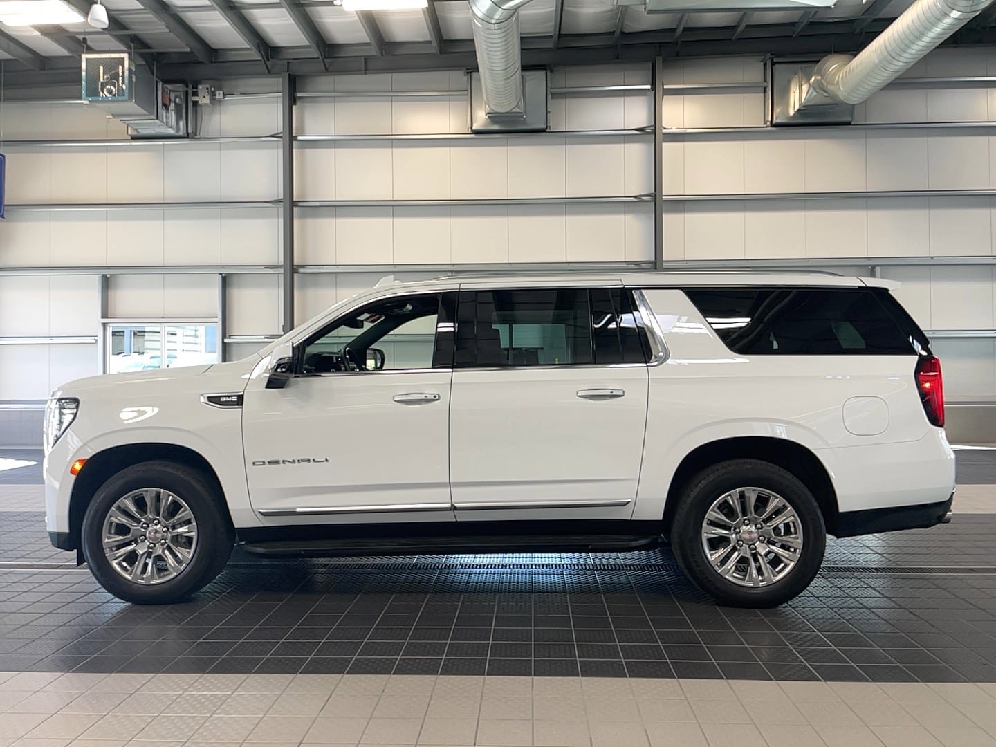 Used 2024 GMC Yukon XL Denali AWD/4WD image 6