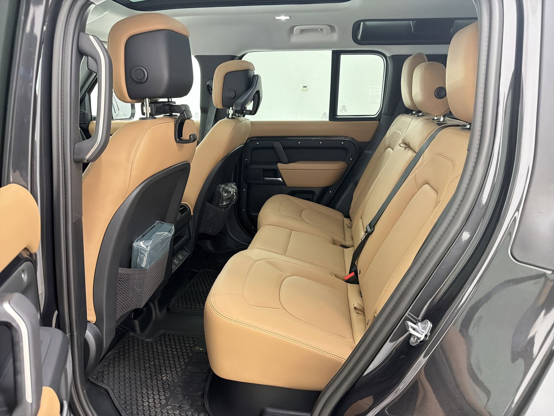 New 2026 Land Rover Defender 110 X-Dynamic SE image 13