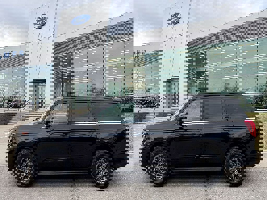 Certified 2025 Ford Expedition Active AWD/4WD image 3