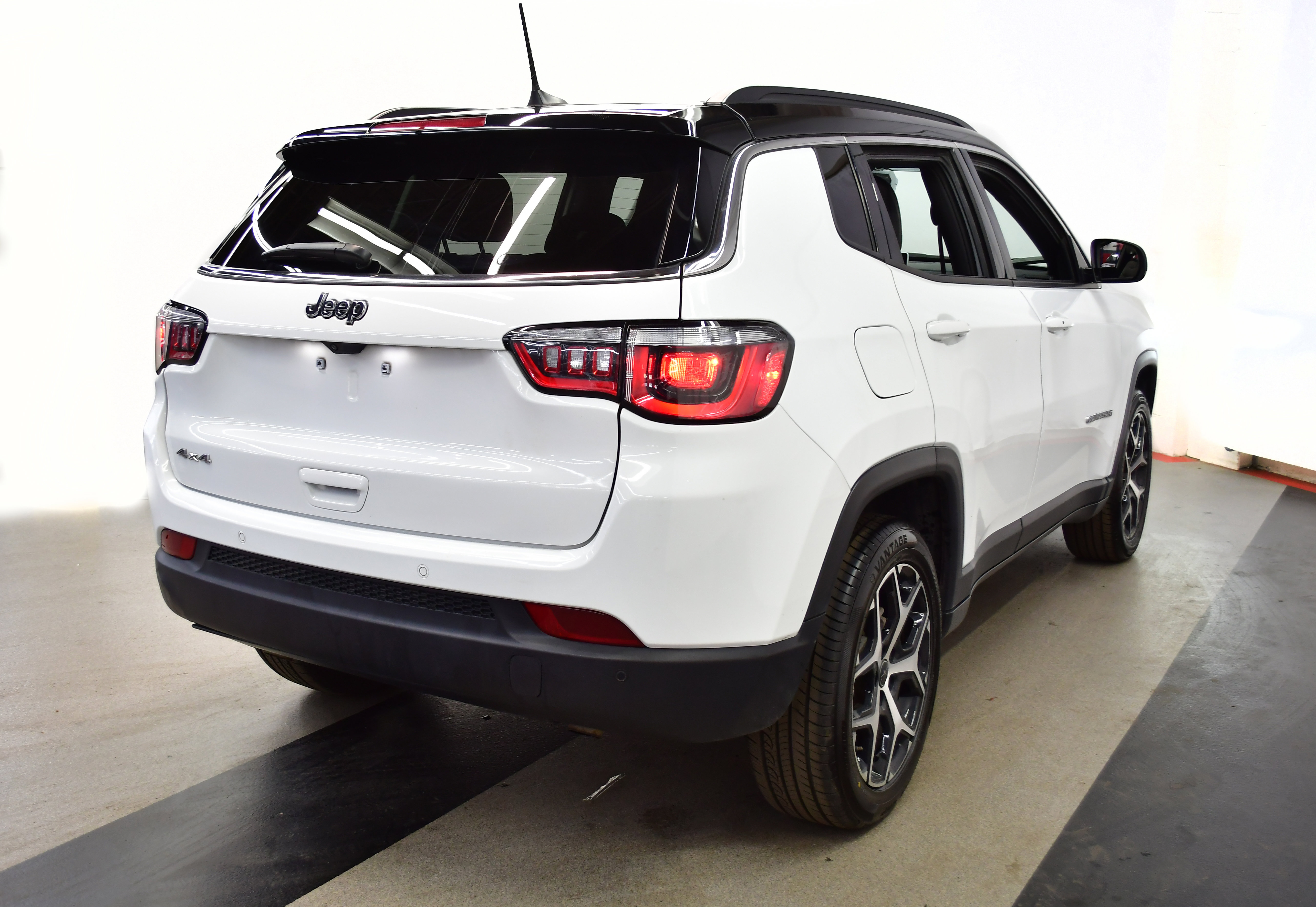 Used 2025 Jeep Compass Limited image 7