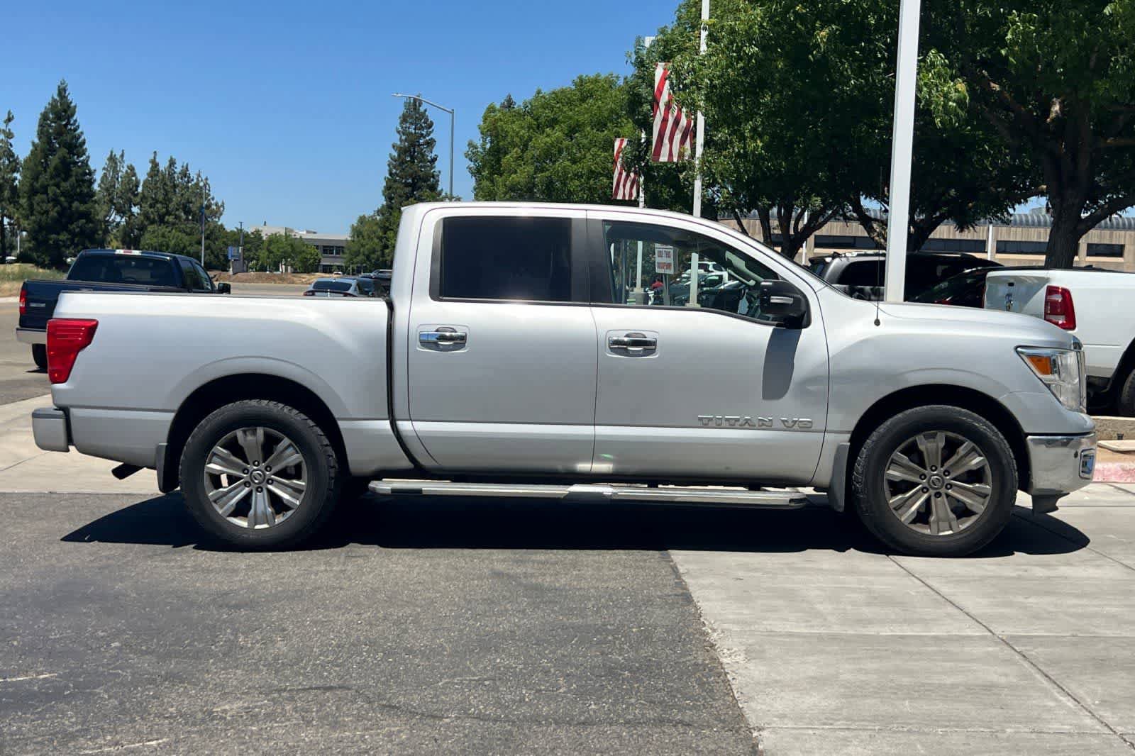 Used 2018 Nissan Titan SV w/ SV Convenience Package RWD image 9