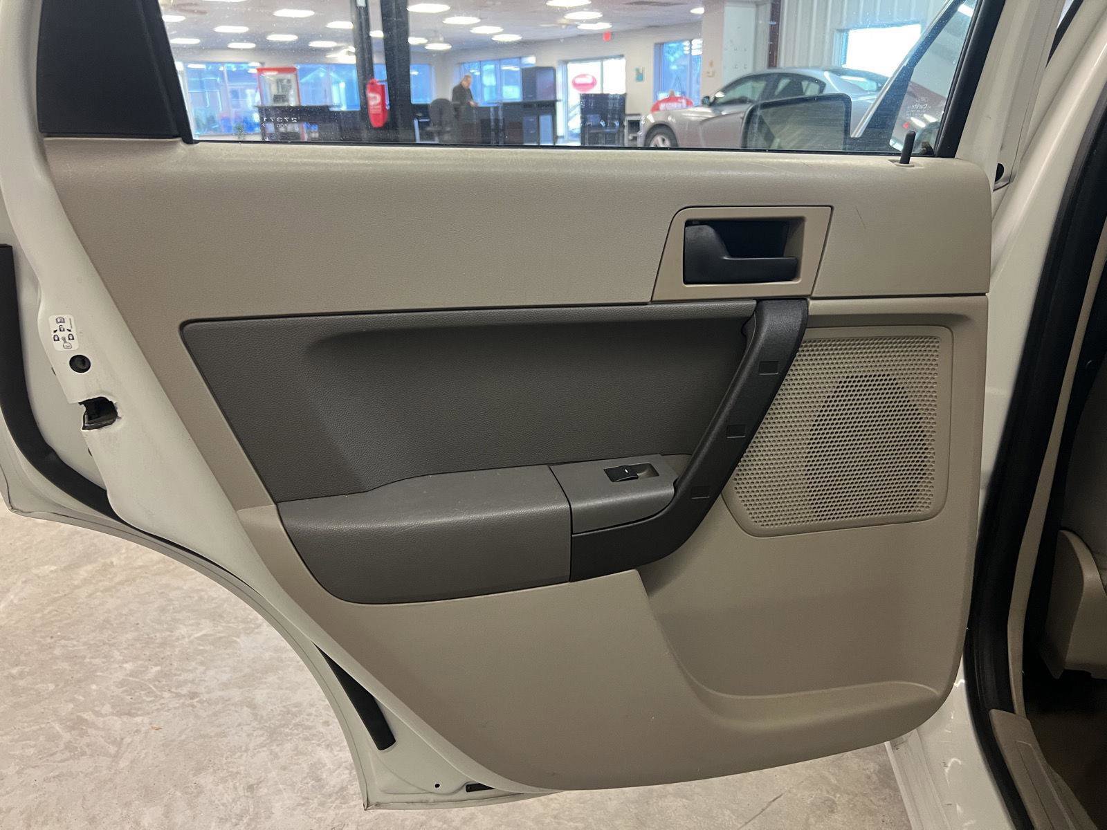 Used 2010 Ford Focus SE image 31