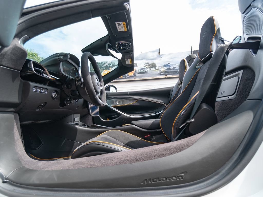 Used 2025 McLaren Artura Spider RWD image 9