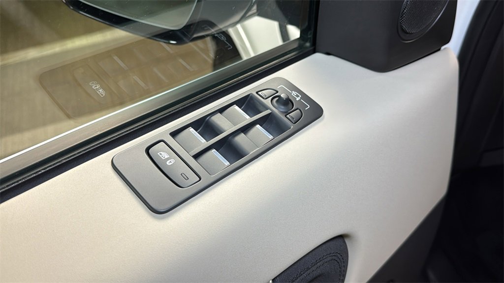 Used 2024 Land Rover Discovery Sport S image 25