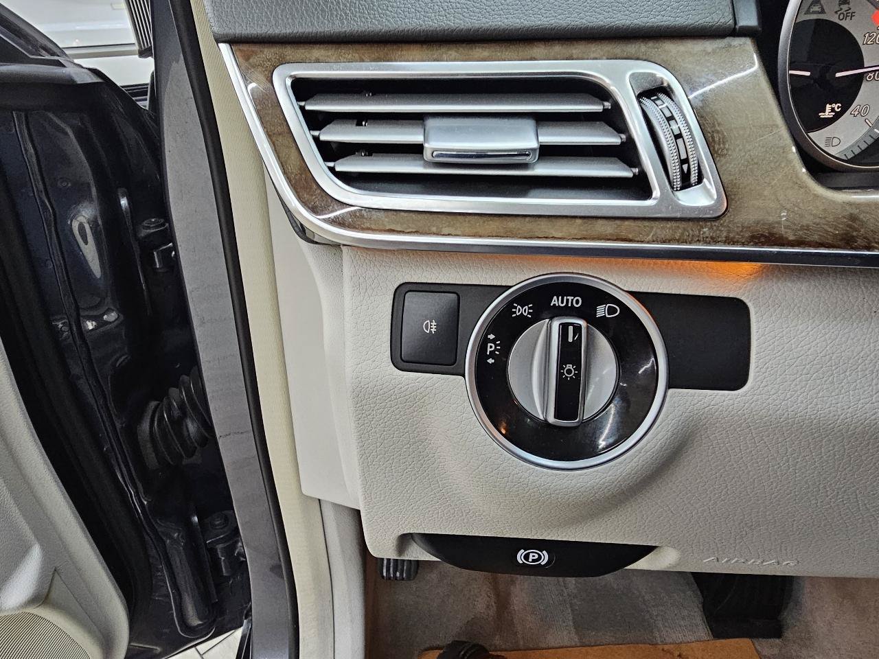 Used 2014 Mercedes-Benz E 550 4MATIC Sedan image 34