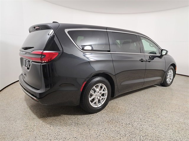 Used 2023 Chrysler Pacifica Touring-L image 5