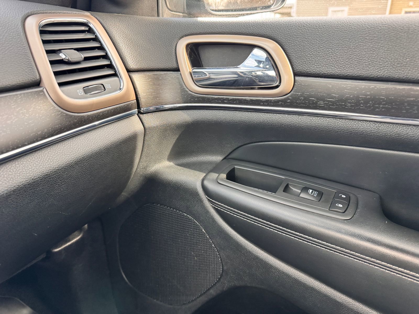 Used 2015 Jeep Grand Cherokee Limited w/ Luxury Group II image 21