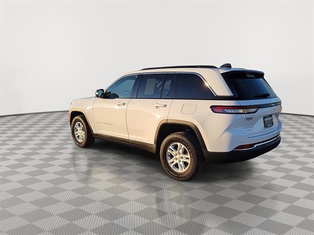 Used 2024 Jeep Grand Cherokee Laredo image 6