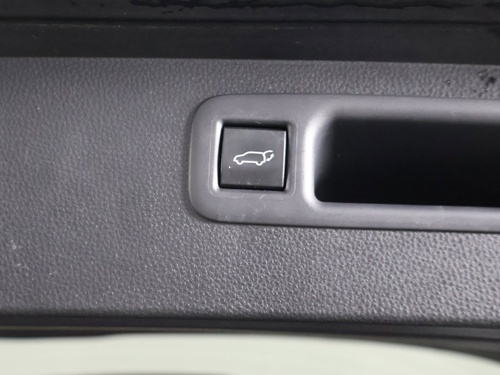 Used 2022 Toyota Highlander LE image 19