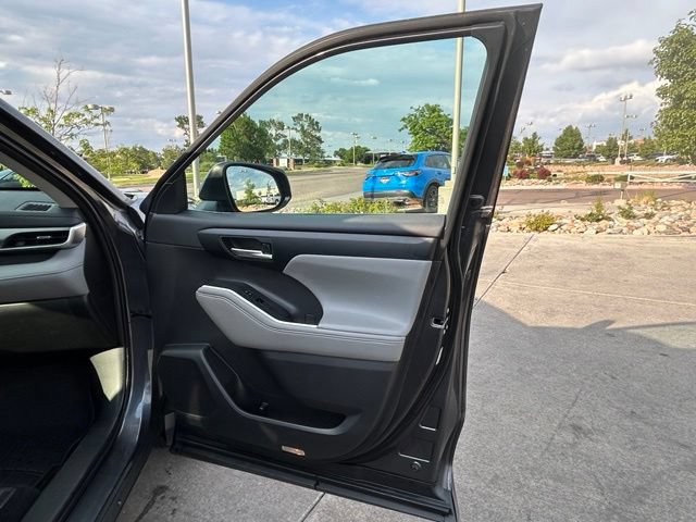 Used 2020 Toyota Highlander XLE AWD/4WD image 32