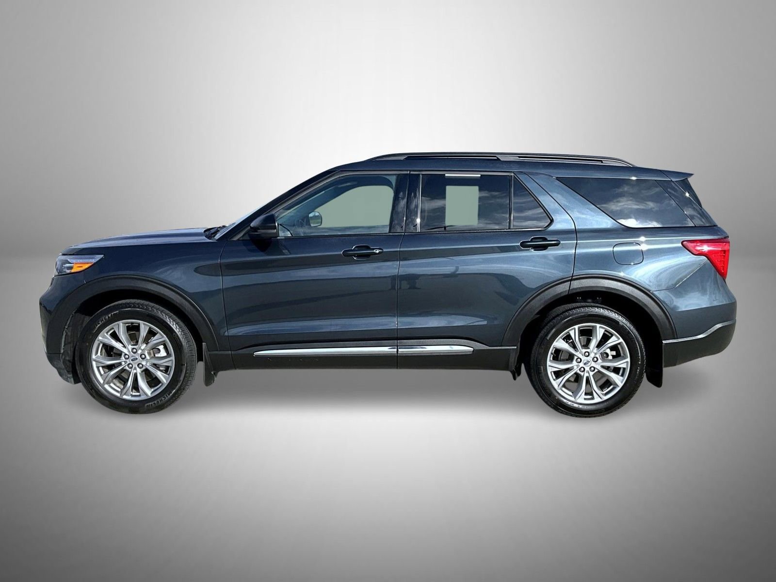 Used 2024 Ford Explorer XLT w/ Equipment Group 202A AWD/4WD image 8
