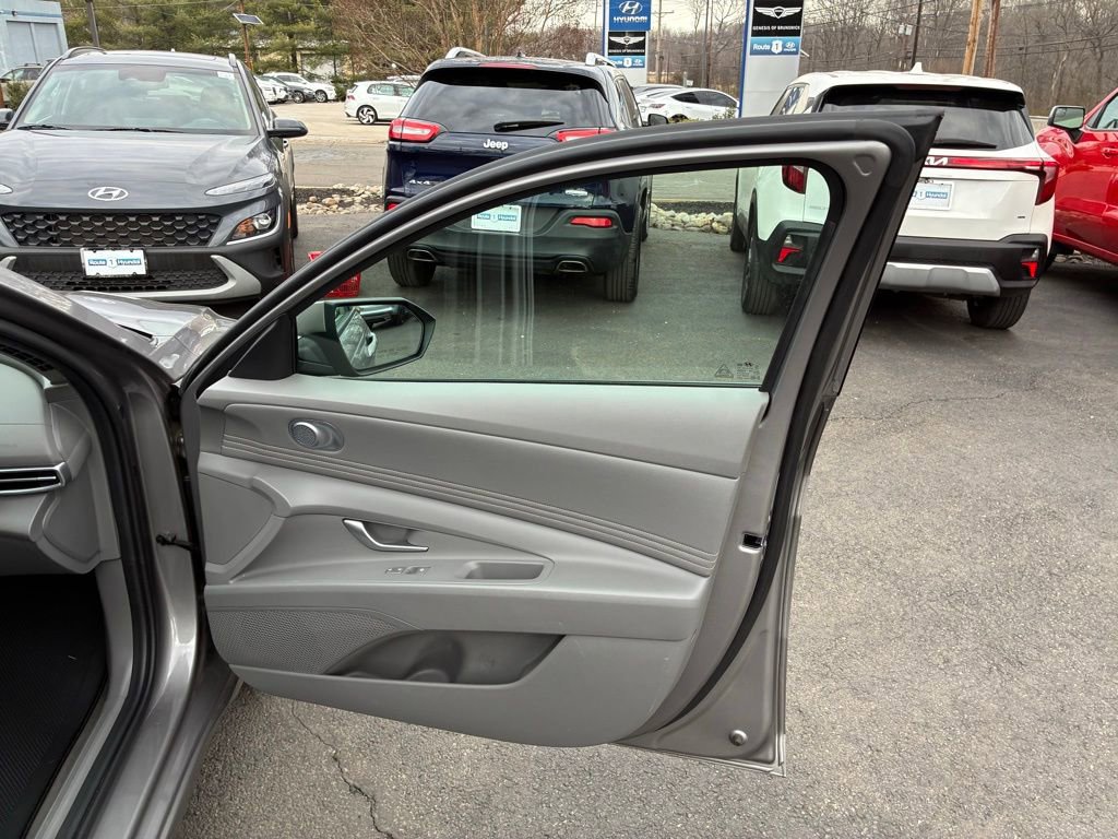 Used 2023 Hyundai Elantra SEL w/ Convenience Package FWD image 42
