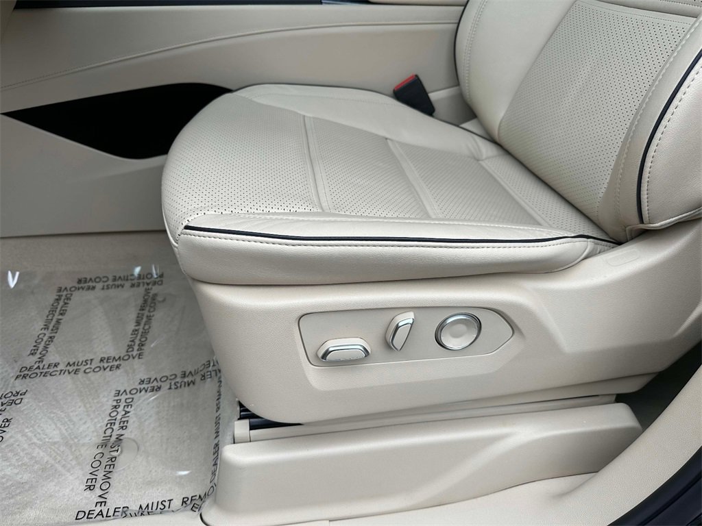 Used 2024 Cadillac Escalade Premium Luxury image 3