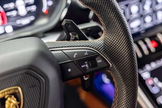 Used 2022 Lamborghini Urus AWD/4WD image 40