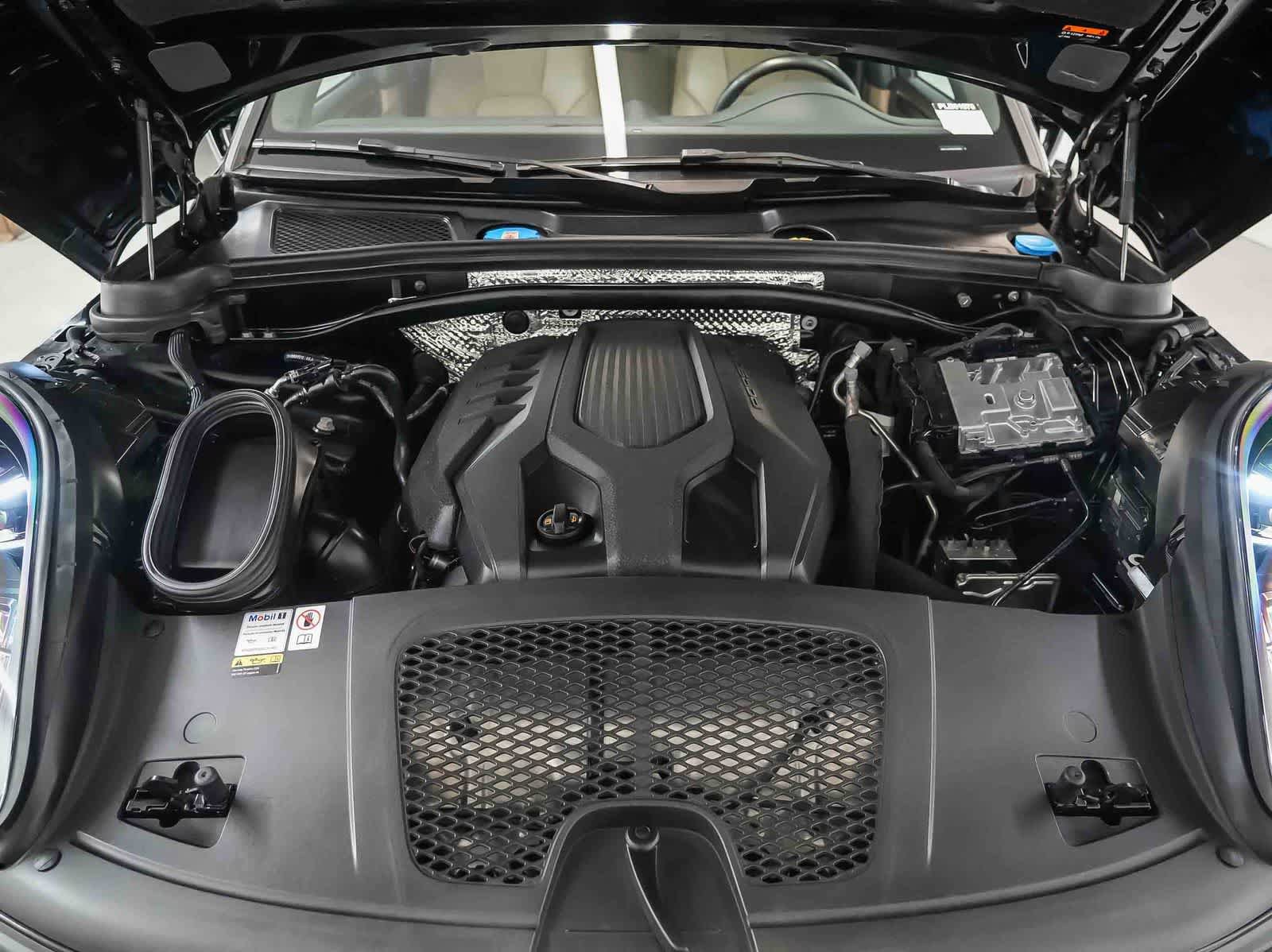 Certified 2023 Porsche Macan AWD/4WD image 27