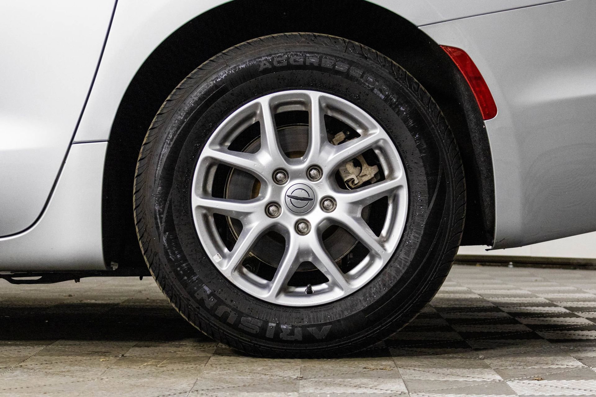 Used 2023 Chrysler Pacifica Touring-L image 41