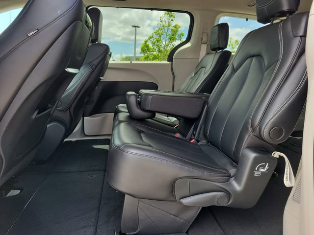 Used 2023 Chrysler Pacifica Touring-L w/ Uconnect Theater Family Group image 10