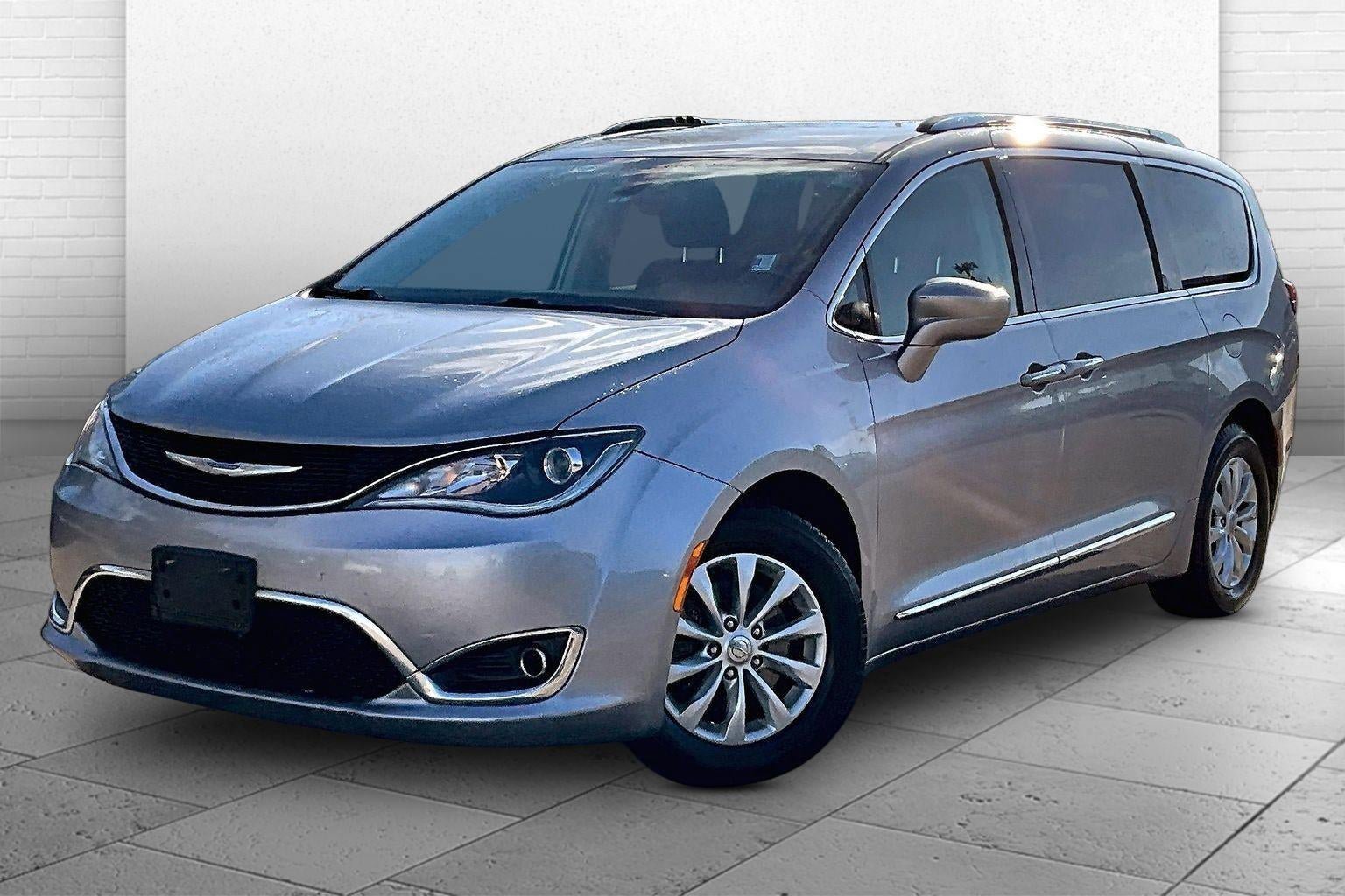 Used 2018 Chrysler Pacifica Touring-L FWD image 5