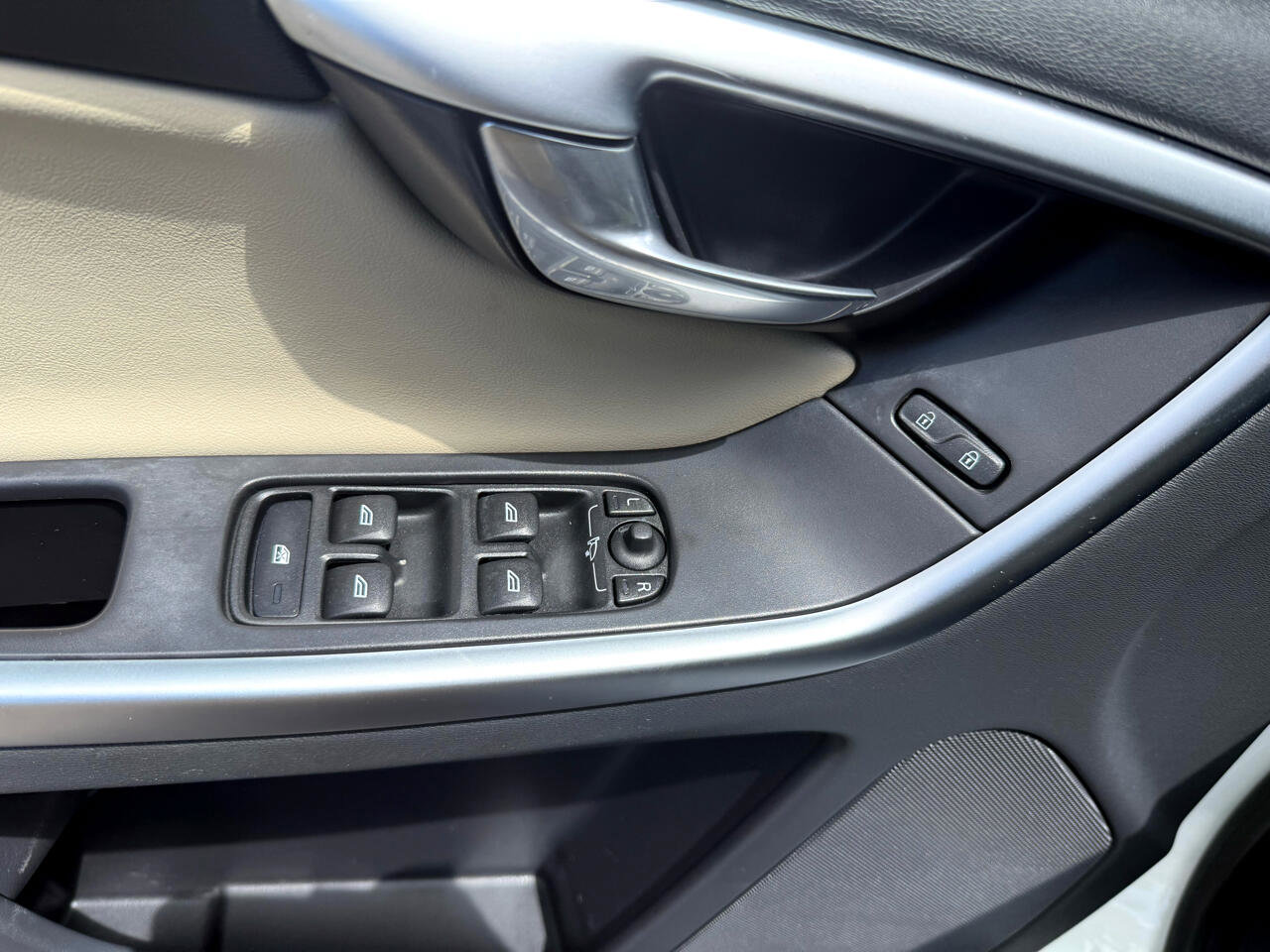 Used 2011 Volvo XC60 T6 R-Design w/ Convenience Pkg image 11