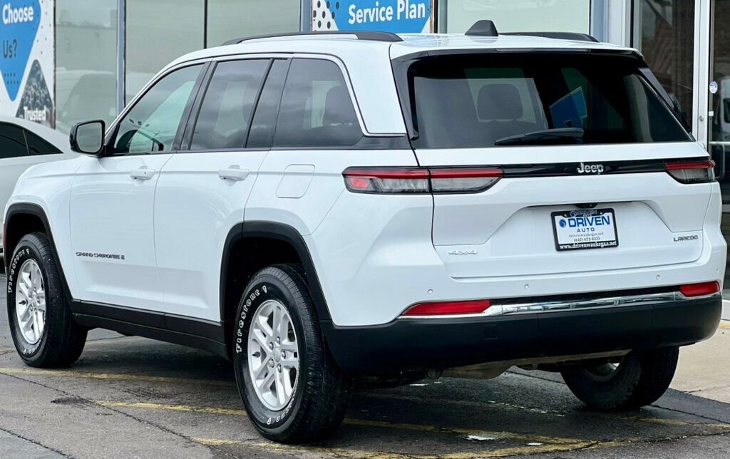 Used 2022 Jeep Grand Cherokee Laredo w/ Luxury Tech Group I AWD/4WD image 3