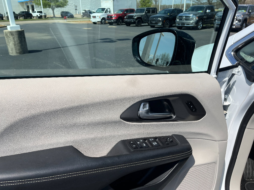 Used 2024 Chrysler Pacifica Touring-L image 33
