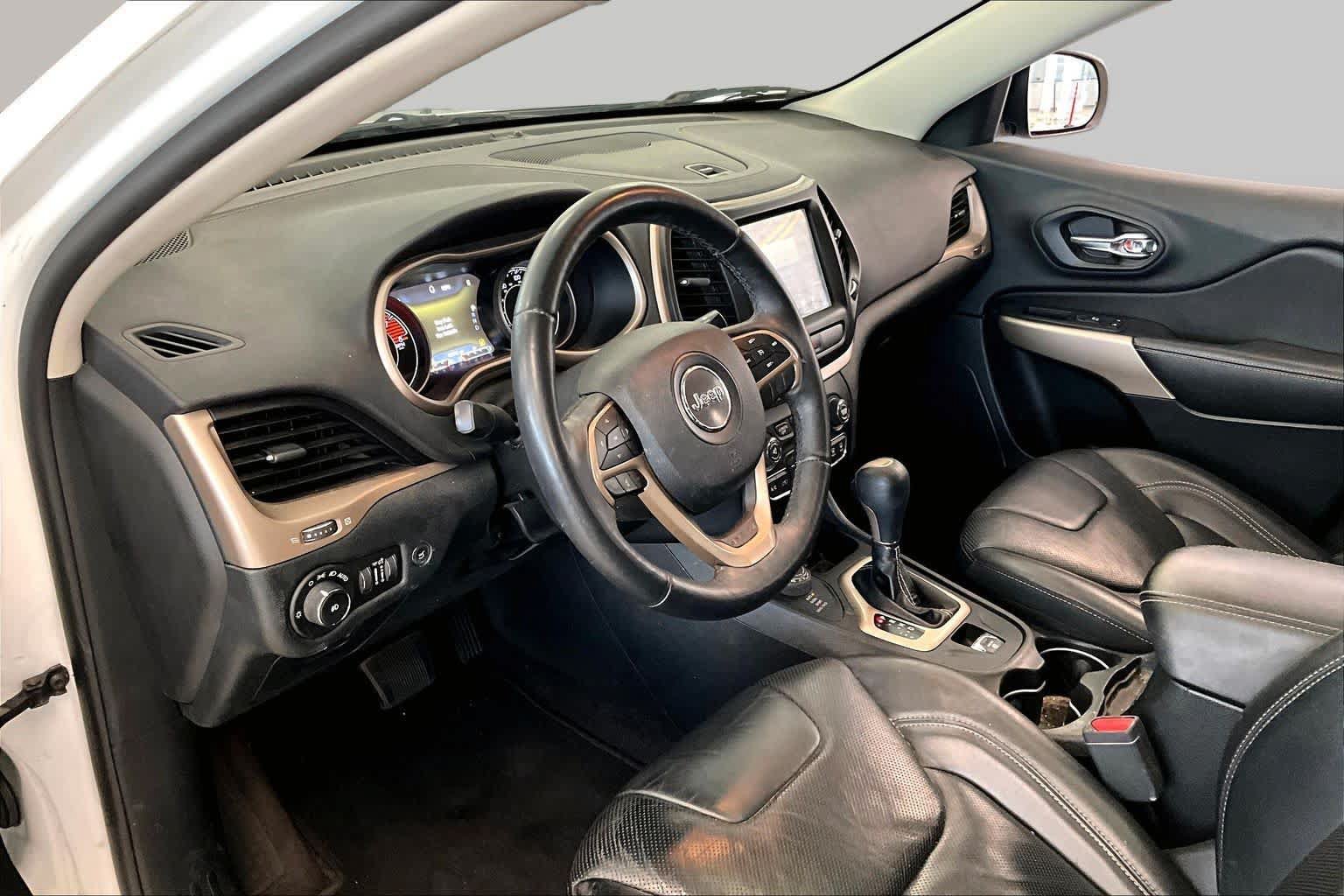 Used 2018 Jeep Cherokee Limited w/ Luxury Group AWD/4WD image 16