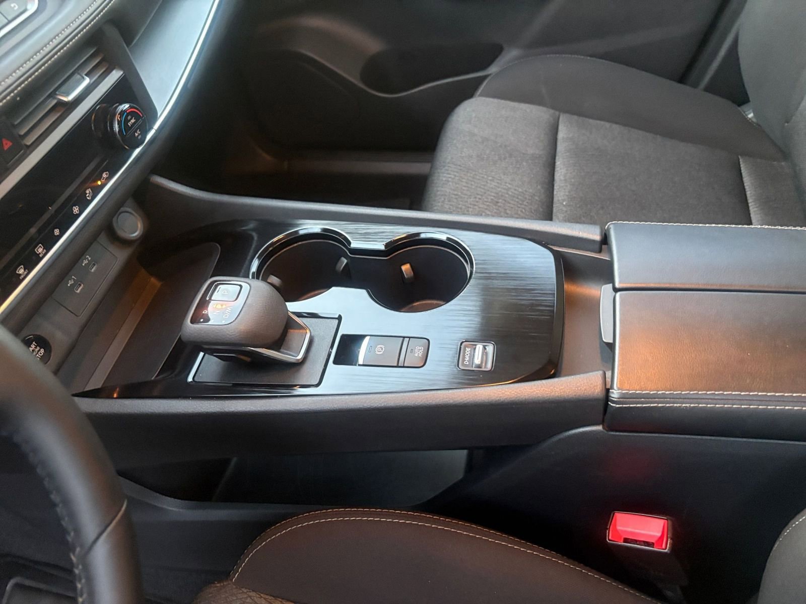 Used 2025 Nissan Rogue SV image 43