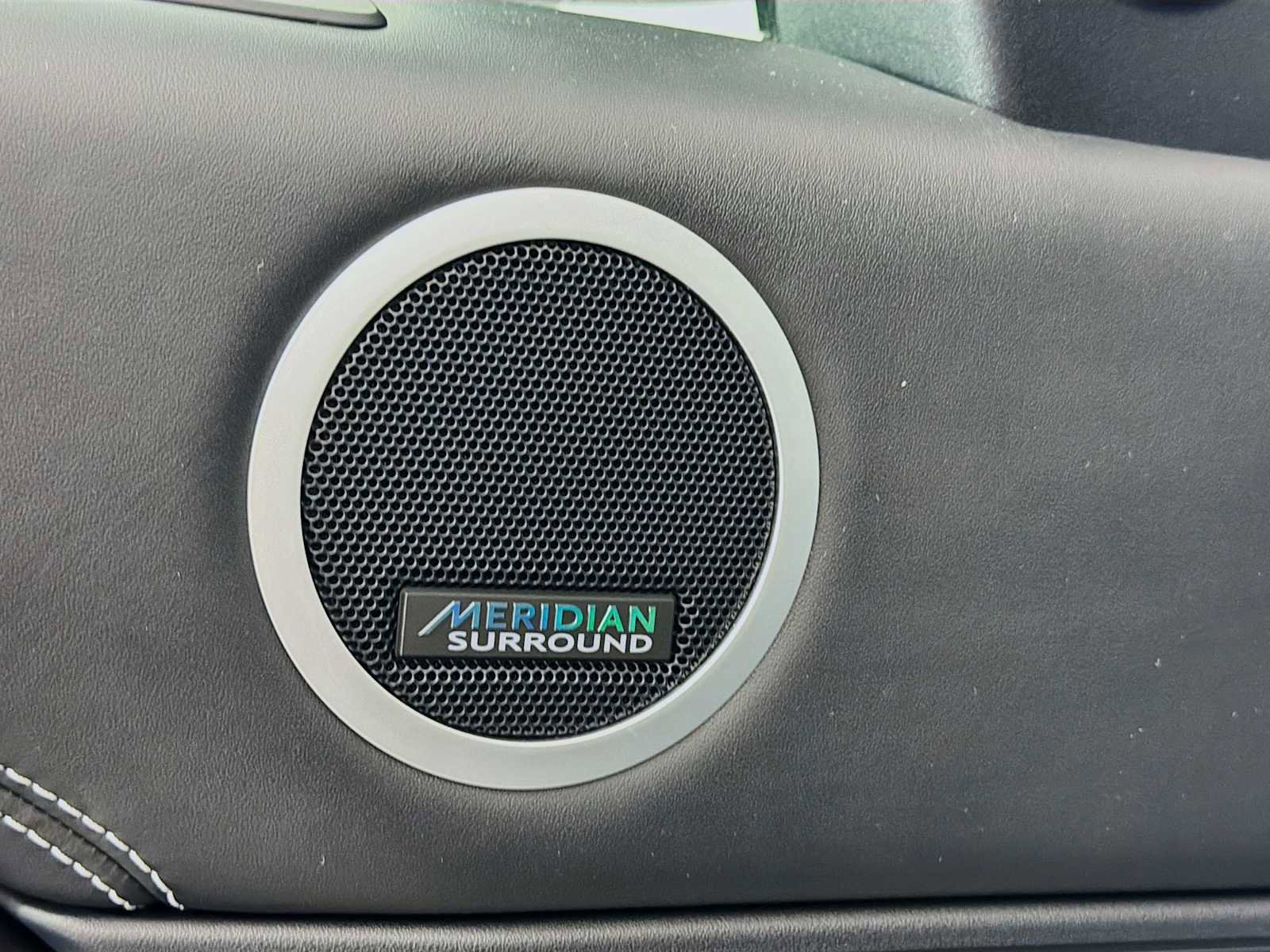 Used 2025 Land Rover Discovery Metropolitan Edition image 19