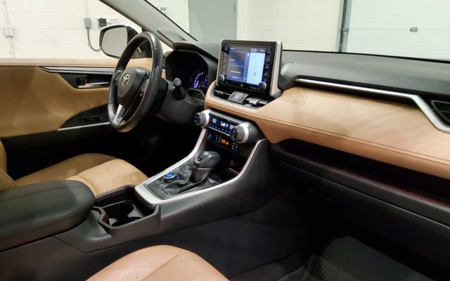 Used 2020 Toyota RAV4 Limited AWD/4WD image 17
