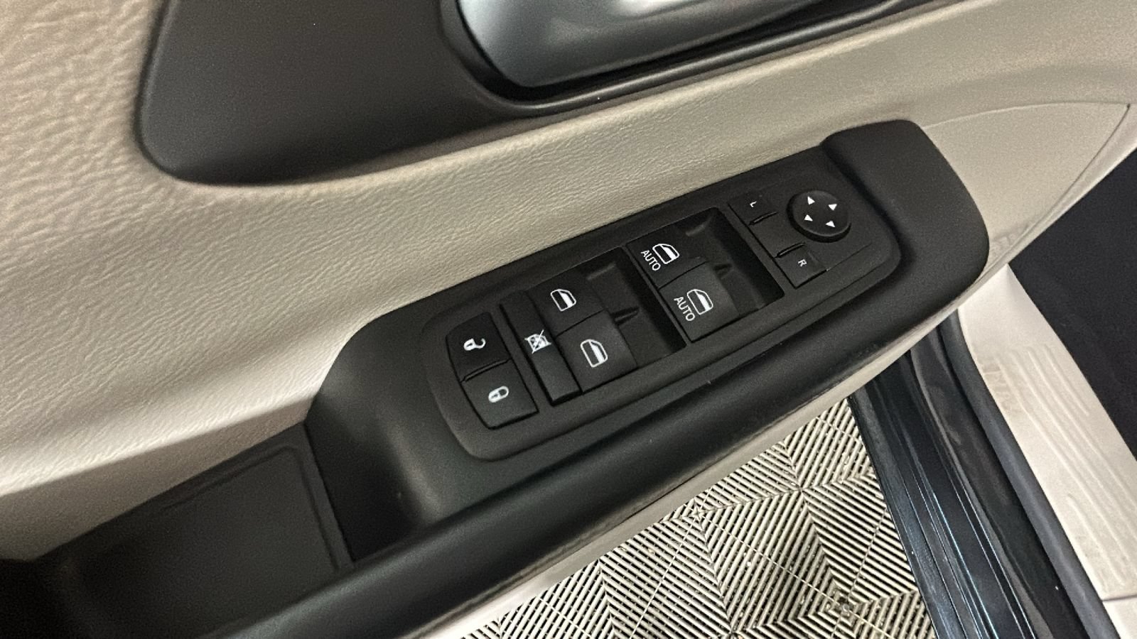 Used 2023 Chrysler Pacifica Touring-L FWD image 11