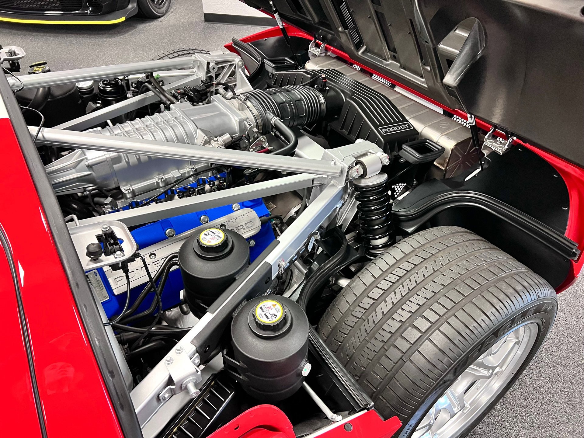 Used 2005 Ford GT RWD image 13
