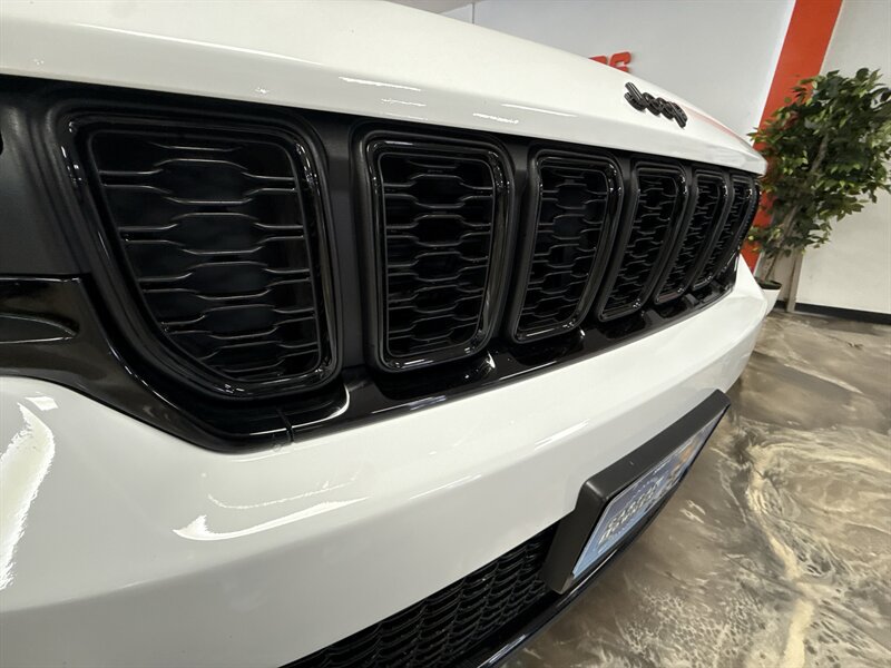 Used 2024 Jeep Grand Cherokee Altitude AWD/4WD image 13