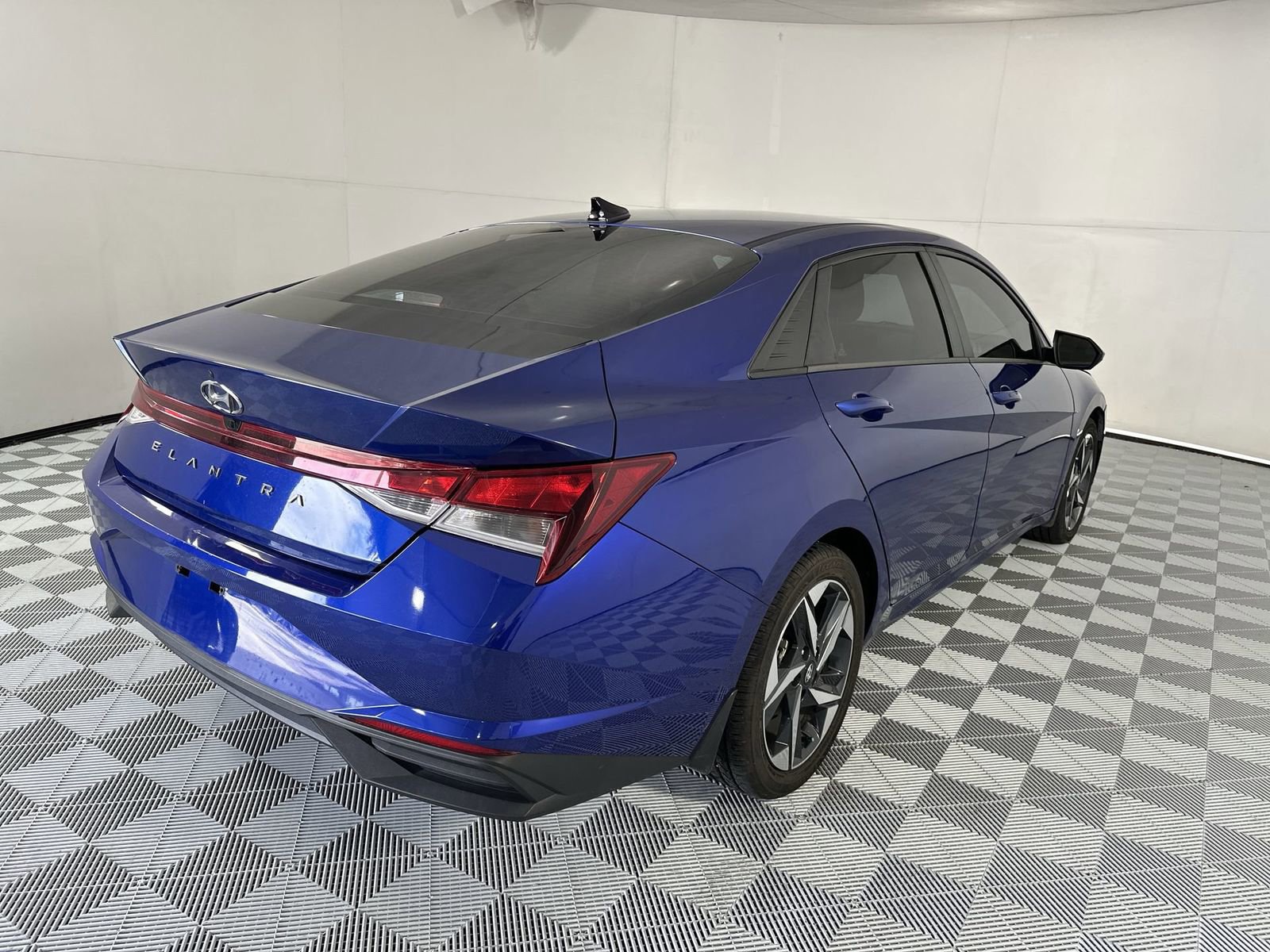 Used 2023 Hyundai Elantra SEL w/ Convenience Package FWD image 8