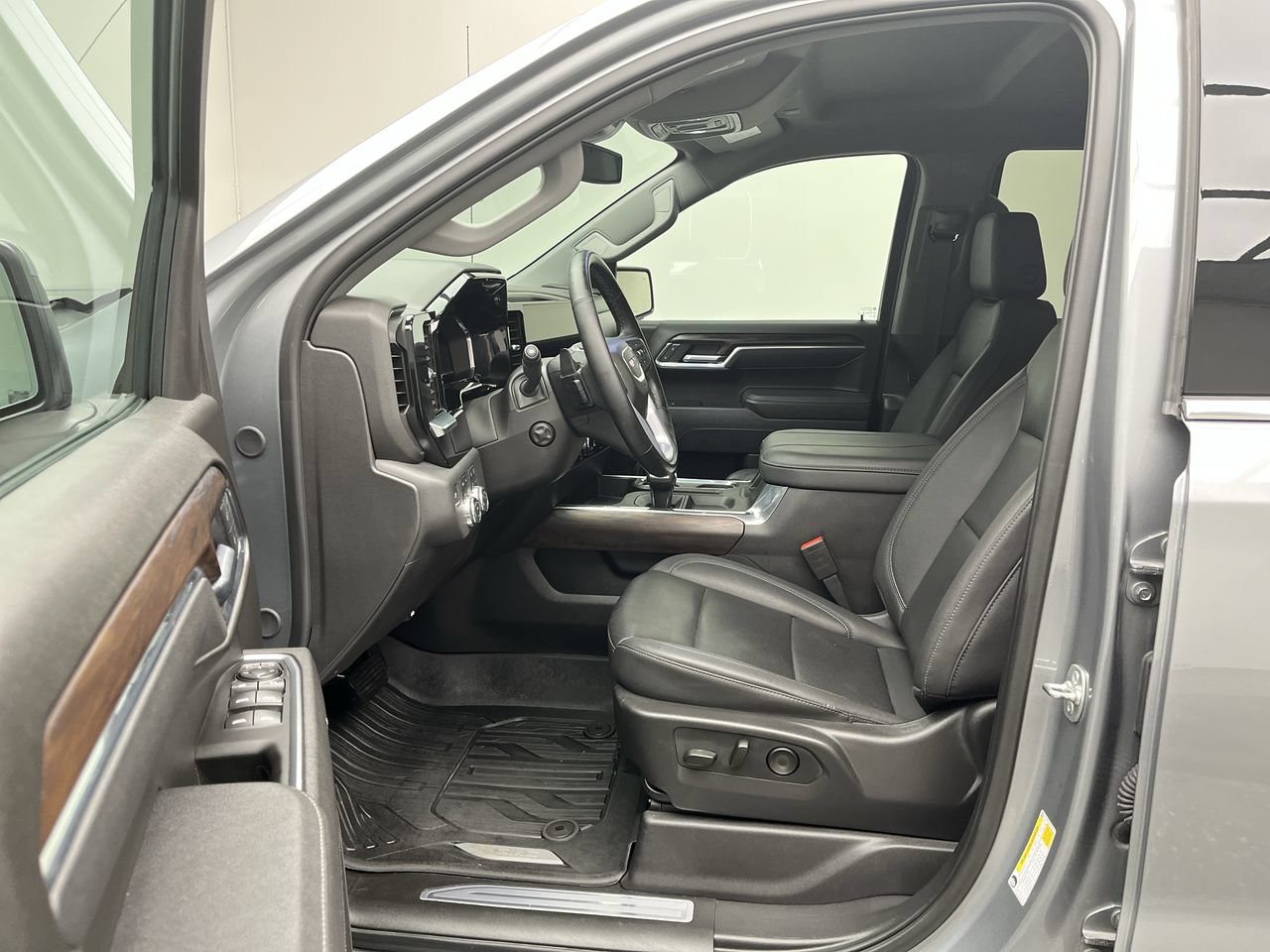 Certified 2025 GMC Sierra 1500 SLT w/ SLT Premium Plus Package AWD/4WD image 3