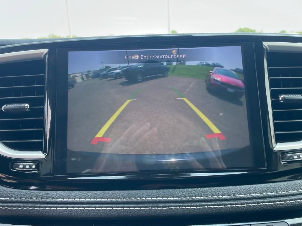Used 2023 Chrysler Pacifica Touring-L FWD image 4