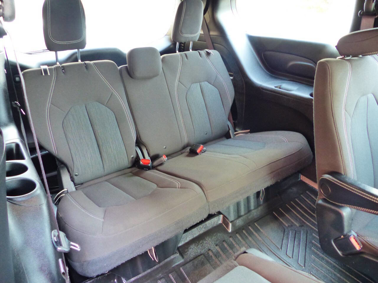 Used 2021 Chrysler Pacifica Touring w/ Uconnect Theater Family Group image 37