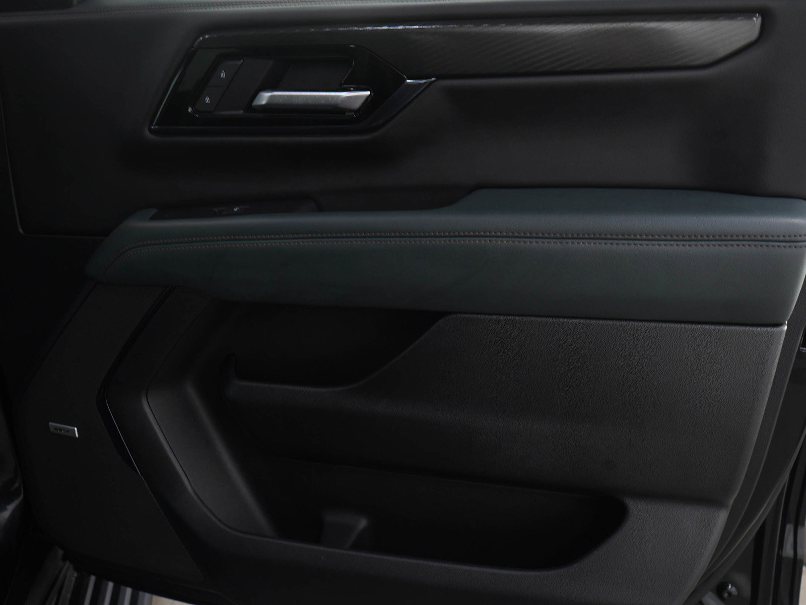 Used 2025 GMC Yukon XL AT4 w/ AT4 Premium Package image 9