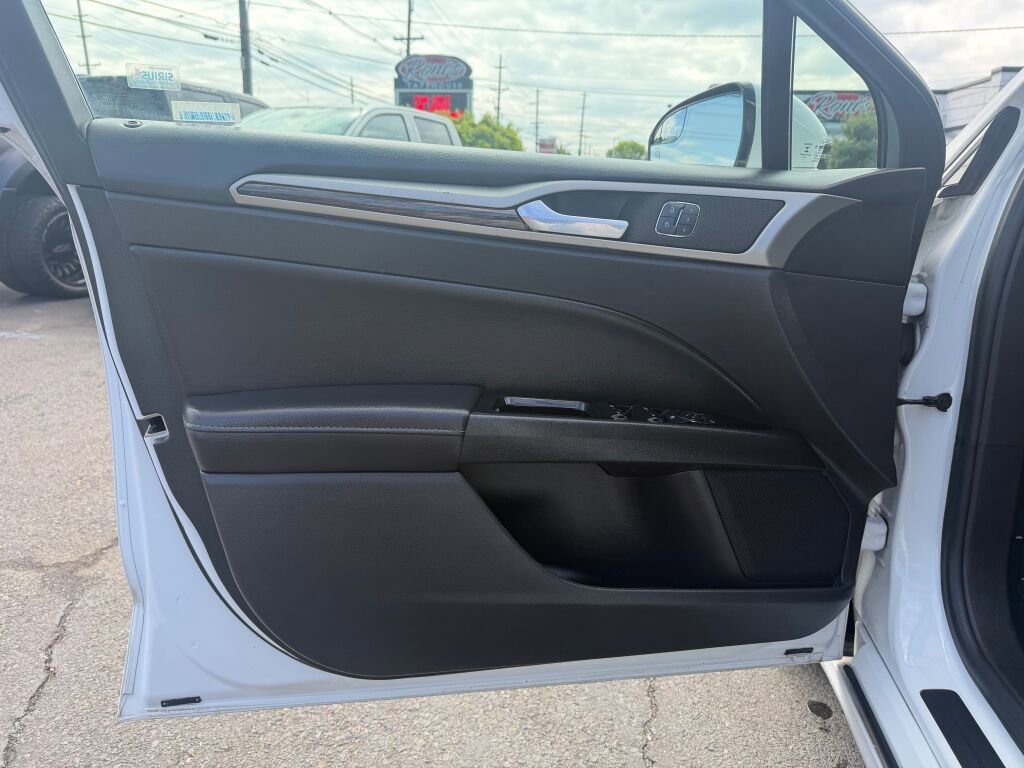 Used 2014 Ford Fusion SE w/ Equipment Group 202A FWD image 10