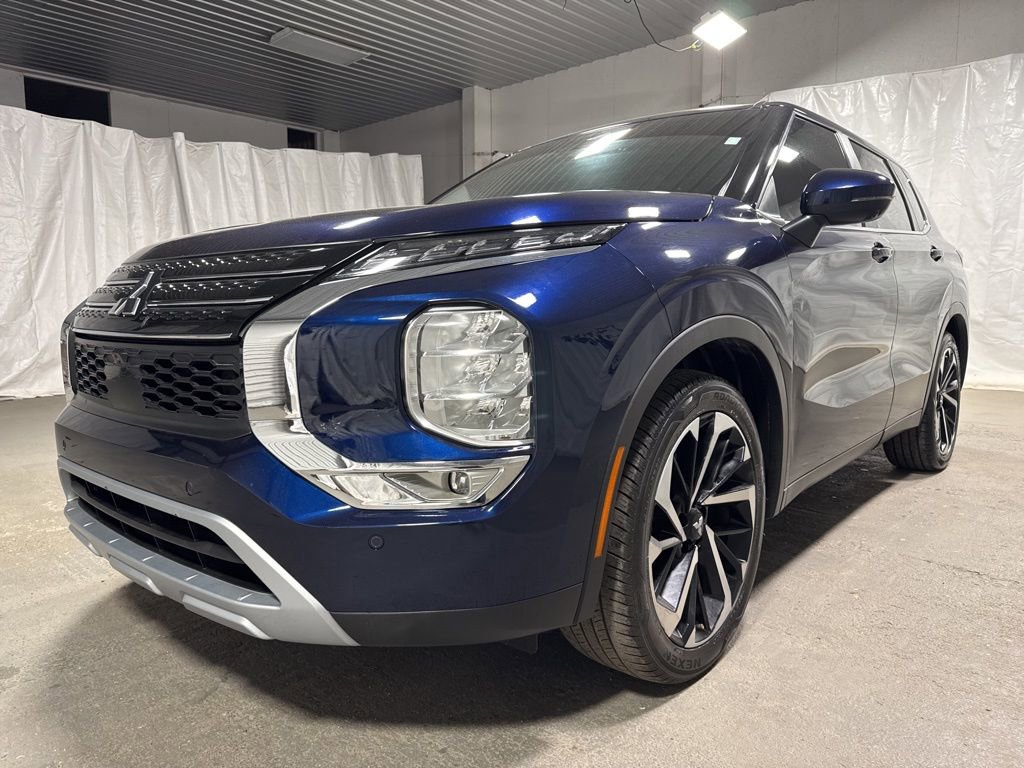 Used 2022 Mitsubishi Outlander SE image 3