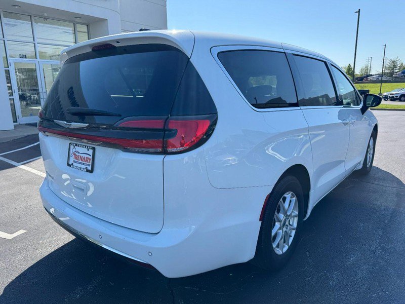Used 2024 Chrysler Pacifica Touring-L FWD image 3