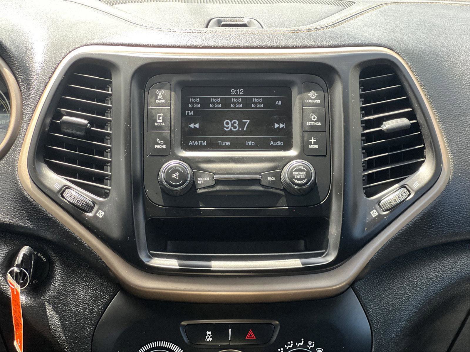 Used 2016 Jeep Cherokee Sport FWD image 4