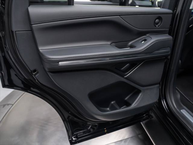 New 2026 Lincoln Navigator Premiere AWD/4WD image 25