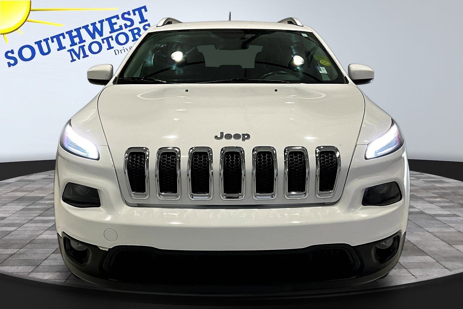 Used 2017 Jeep Cherokee Latitude w/ Cold Weather Group AWD/4WD image 2