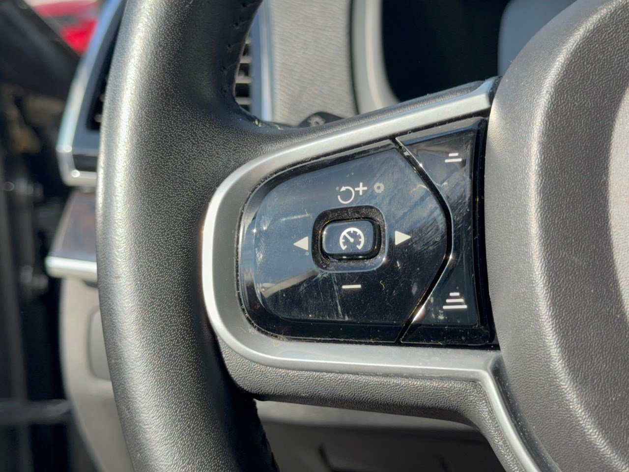 Used 2018 Volvo XC90 T6 Momentum w/ Convenience Package AWD/4WD image 18