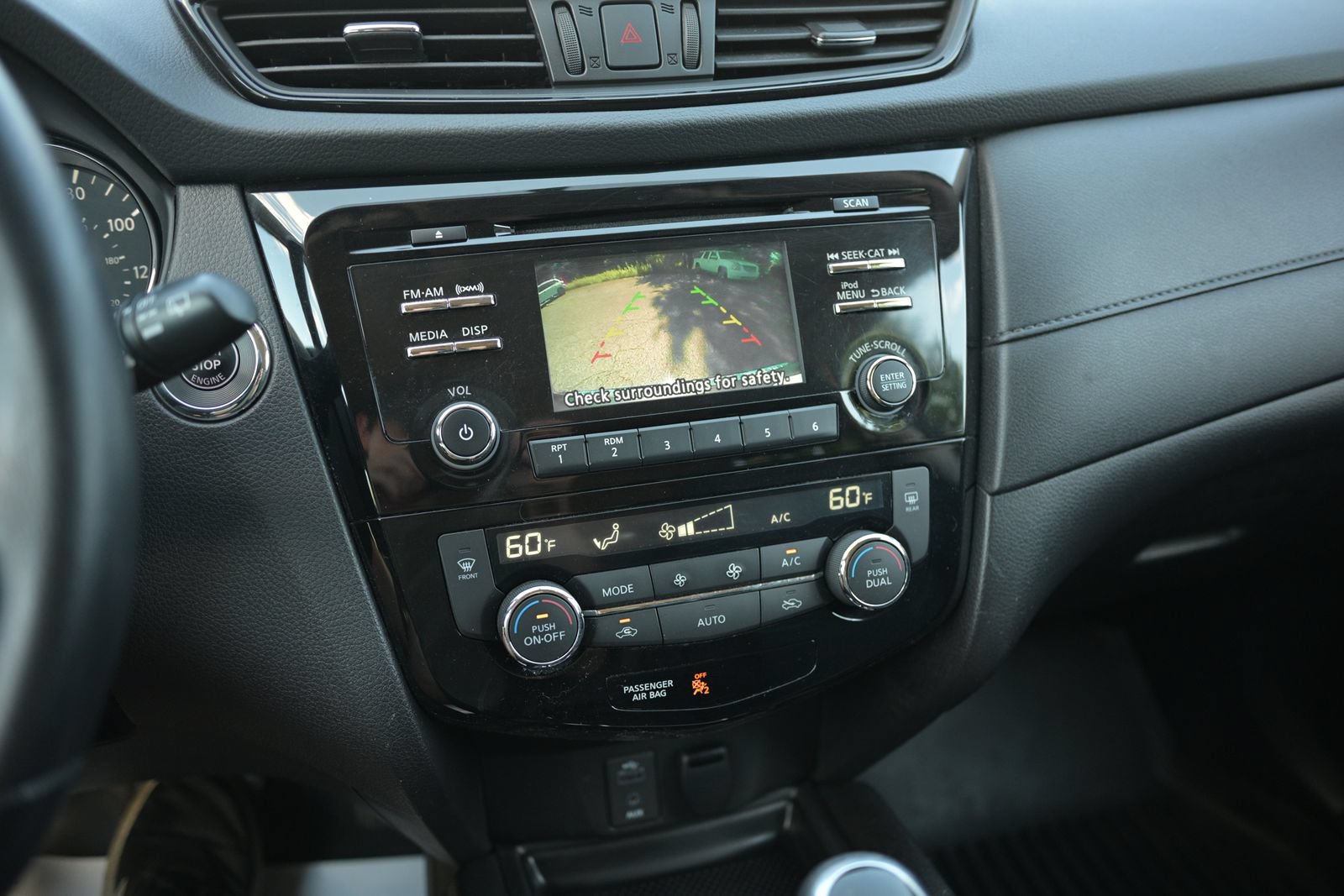 Used 2017 Nissan Rogue SV AWD/4WD image 2