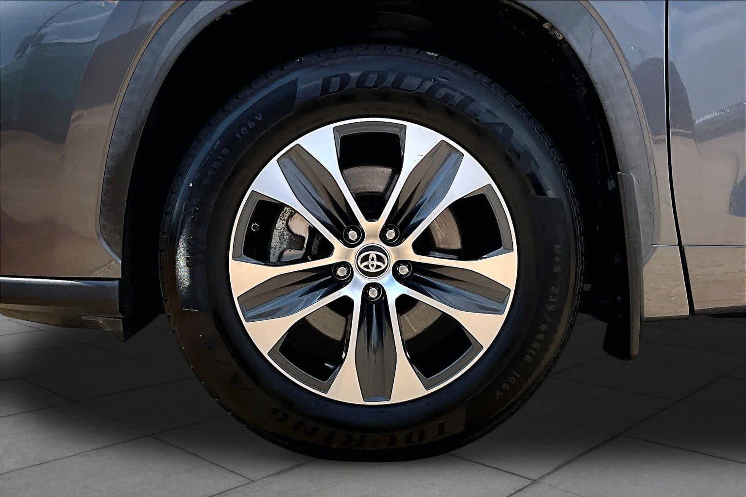 Used 2021 Toyota Highlander XLE AWD/4WD image 11