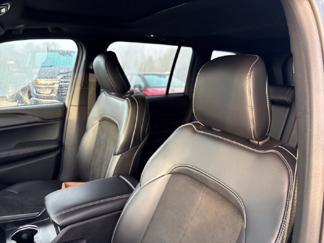 Used 2025 Jeep Grand Cherokee Altitude AWD/4WD image 9