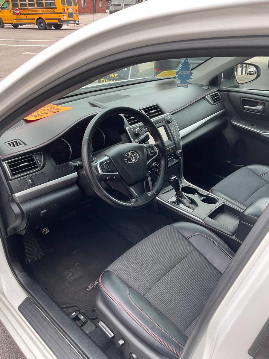 Used 2016 Toyota Camry SE w/ Moonroof Package FWD image 5