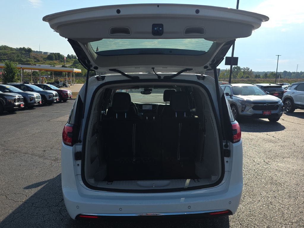 Used 2024 Chrysler Pacifica Touring-L FWD image 30